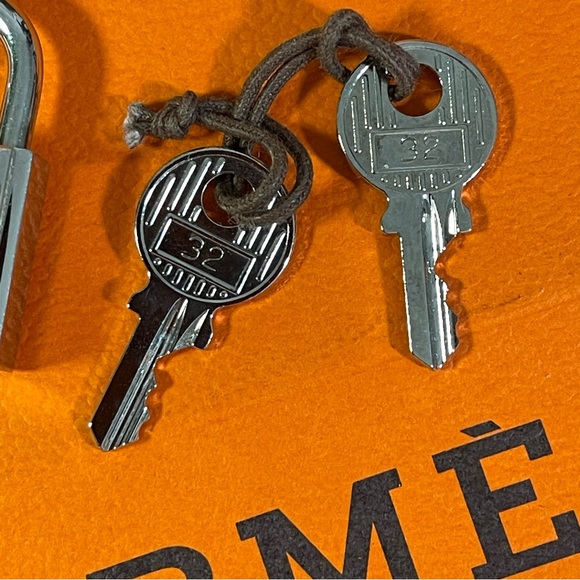 Hermes Palladium Cadena Padlock Rare #32 & Hermes Mini Clochette Epsom Bag Charm - Picture 10 of 16